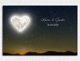 Personalisierte Leinwand Mond in Herzform mit Namen und Datum