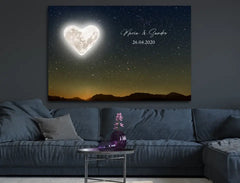 Personalisierte Leinwand Mond in Herzform mit Namen und Datum