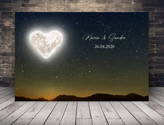 Personalisierte Leinwand Mond in Herzform mit Namen und Datum